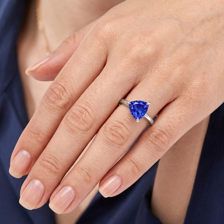 Bague Solitaire Trillion En Forme De Griffes Saphir Bleu 1.50 Carats