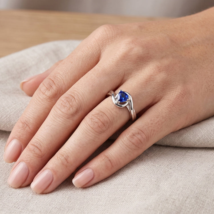 Bague Solitaire Trillion V Prong Bleu Saphir 0.50 Carats Style Torsadé