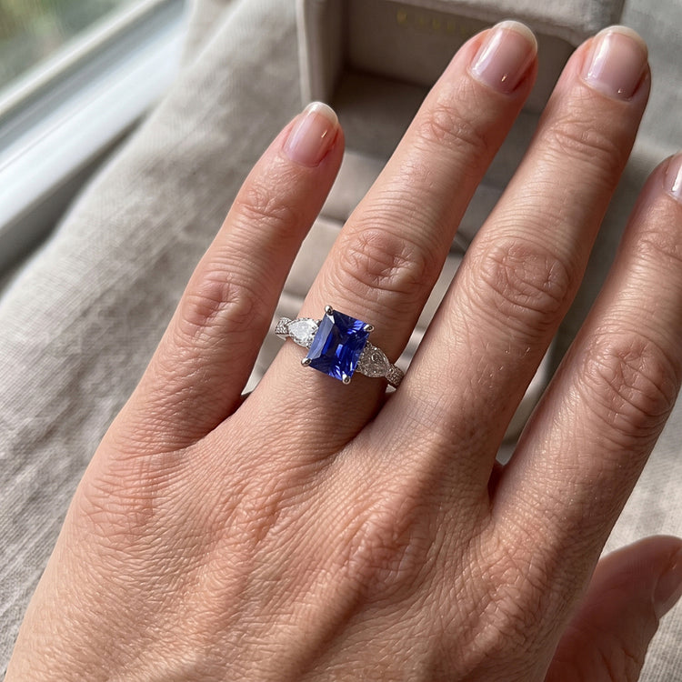 Bague Taille Radiant Saphir Bleu Poire & Diamants Ronds 3 Carats