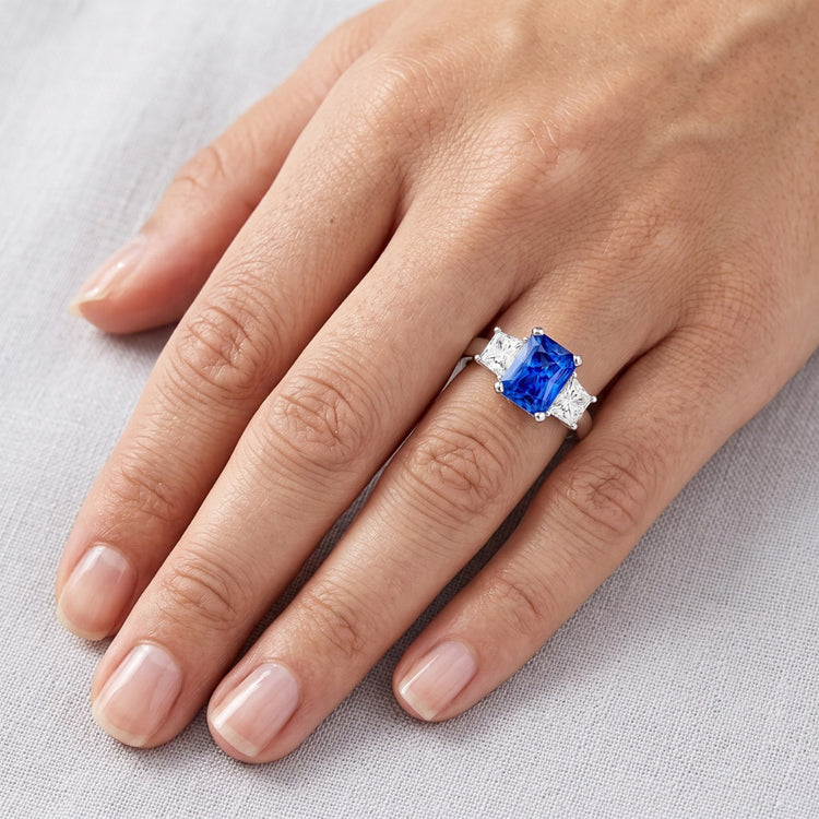 Bague Trapèze Diamant Bleu Saphir Radiant Cut 3 Carats Trois Pierres