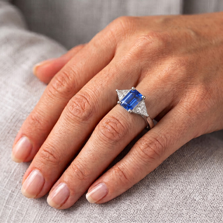 Bague Trillion Diamant & Saphir Bleu Profond Tige Conique 2.50 Carats