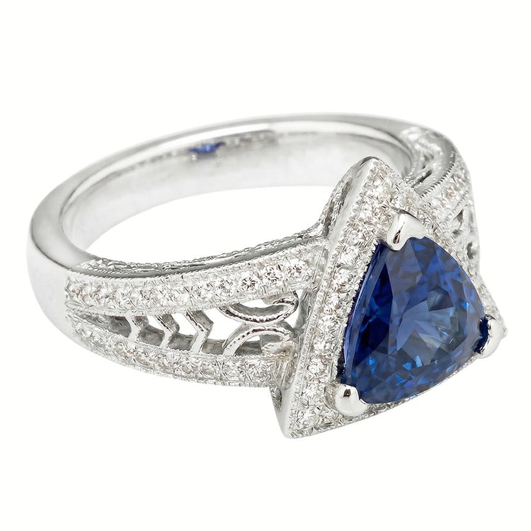 Bague Trillion Pierres Précieuses Style Antique Saphir Ceylan 1.50 Carats Or