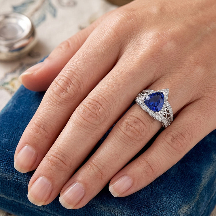 Bague Trillion Pierres Précieuses Style Antique Saphir Ceylan 1.50 Carats Or