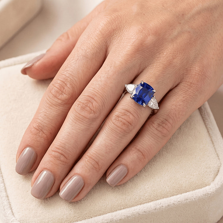 Bague Trois Pierres Coussin Saphir Bleu & Diamants Poire 4 Carats