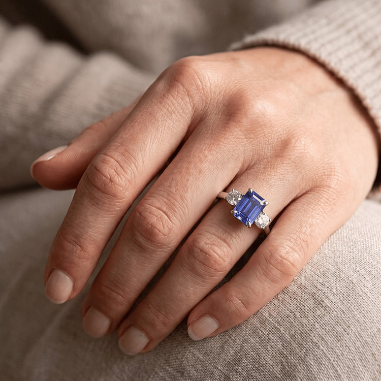 Bague Trois Pierres Emeraude Saphir Sri Lankais & Diamants Naturels Extraits des Mines ( et non cultivés en laboratoire ) 3.50 Carats