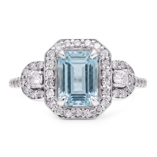 Bague aigue-marine taille émeraude et petits diamants de 6.25 ct en or blanc