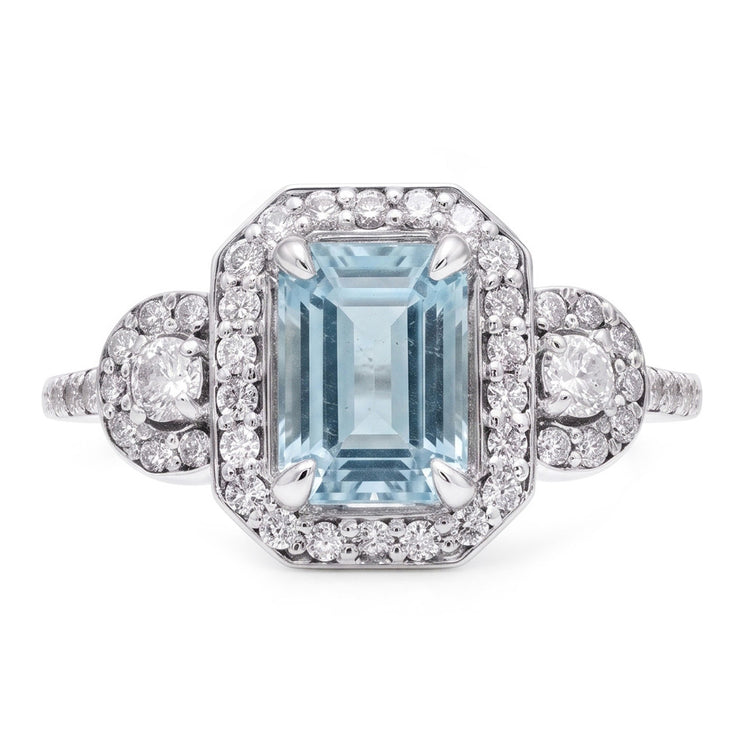 Bague aigue-marine taille émeraude et petits diamants de 6.25 ct en or blanc