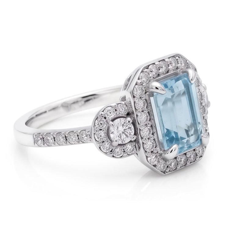 Bague aigue-marine taille émeraude et petits diamants de 6.25 ct en or blanc