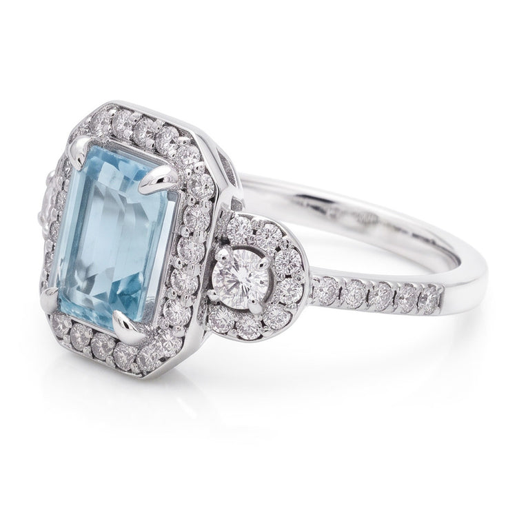Bague aigue-marine taille émeraude et petits diamants de 6.25 ct en or blanc