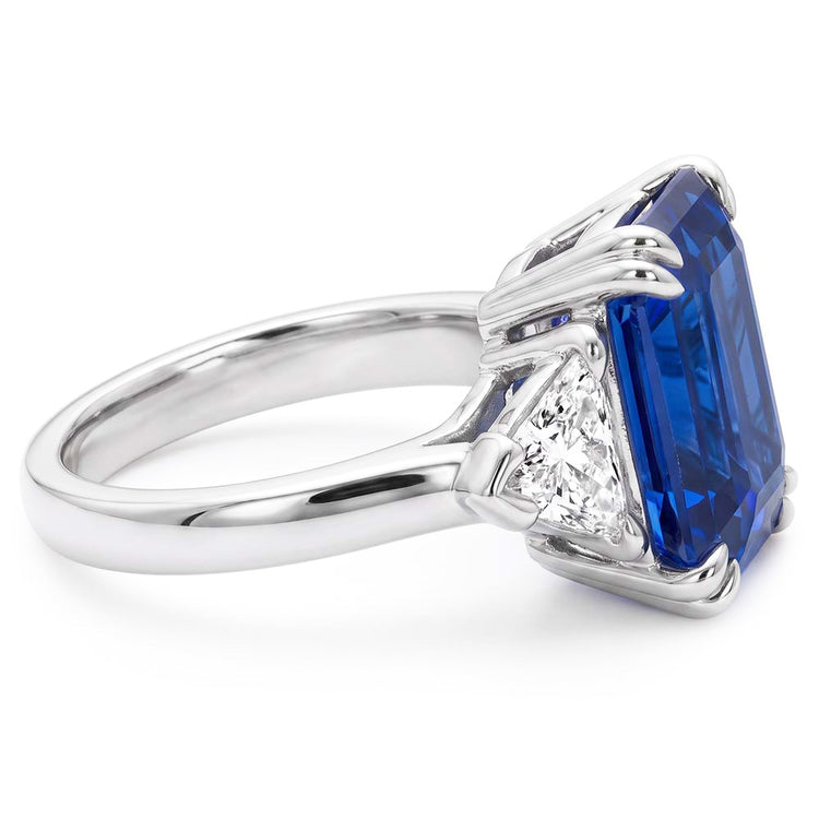 Bague avec pierres précieuses saphir émeraude 4 carats trillions de diamants or 3 pierres