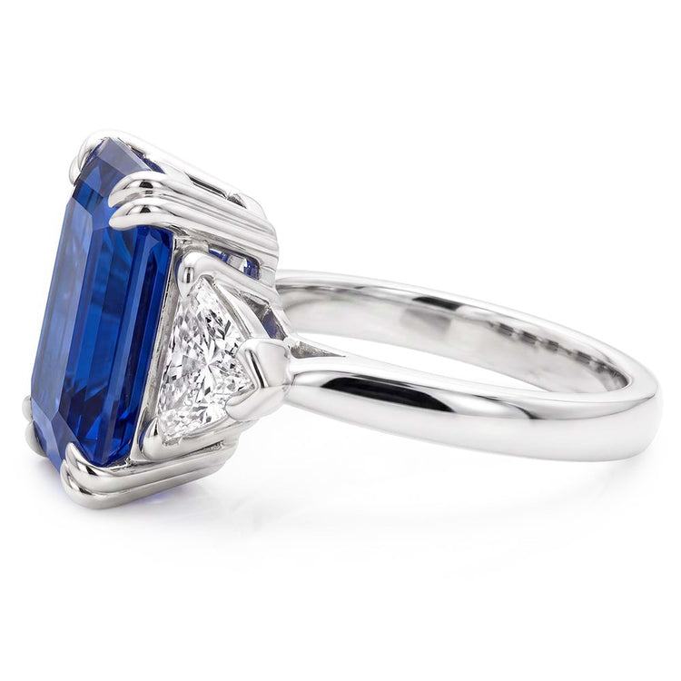 Bague avec pierres précieuses saphir émeraude 4 carats trillions de diamants or 3 pierres