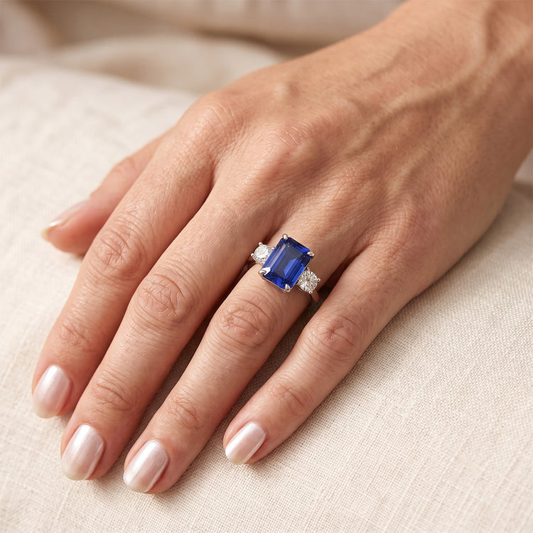 Bague de Fiançailles 3 Pierres Saphir Bleu Émeraude & Diamant Naturels Extraits des Mines ( et non cultivés en laboratoire ) 3.50 Carats