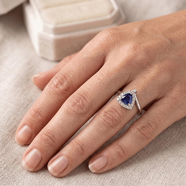 Bague de Fiançailles Halo Diamant Trillion Saphir Bleu Profond 2 Carats