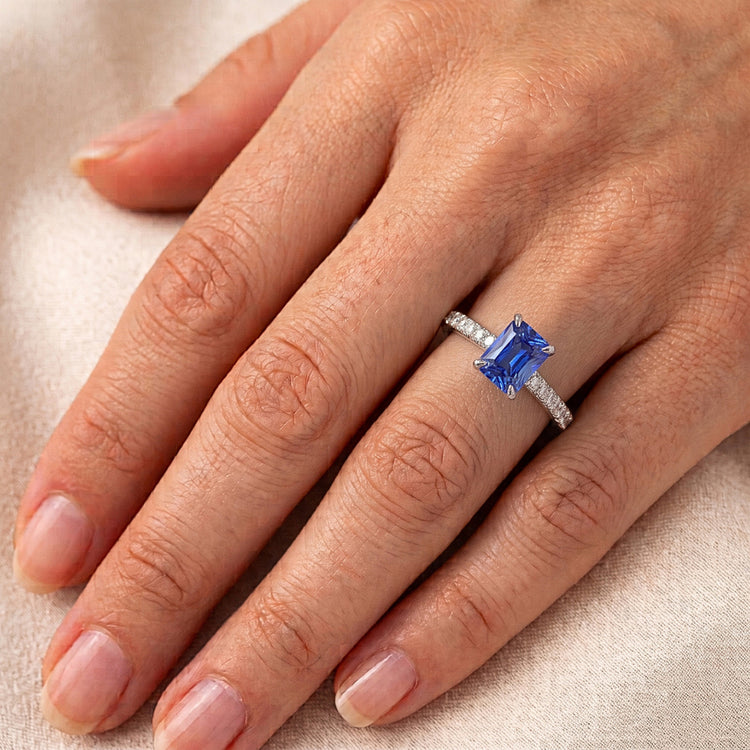 Bague de Fiançailles Saphir Radiant Avec Accents De Diamants Ronds 2 Carats