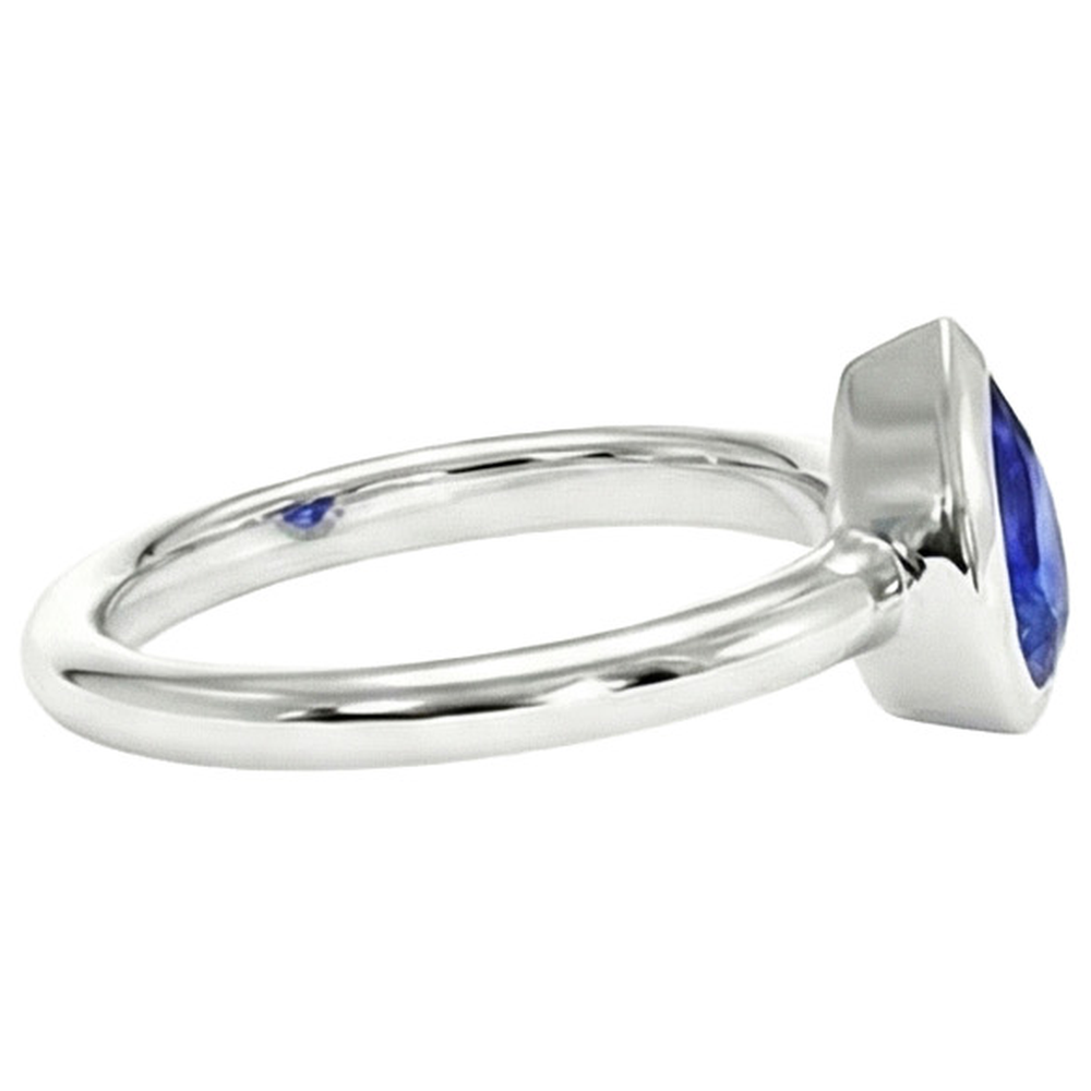 naturel pear saphir 1.50carats bague sur blanc