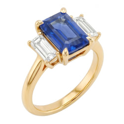 Bague de fiançailles 3 pierres saphir bleu émeraude et taille baguette 3 carats
