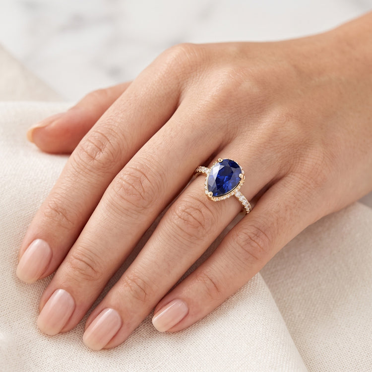 Bague de fiançailles Halo Saphir bleu profond et serti de diamants 5 carats