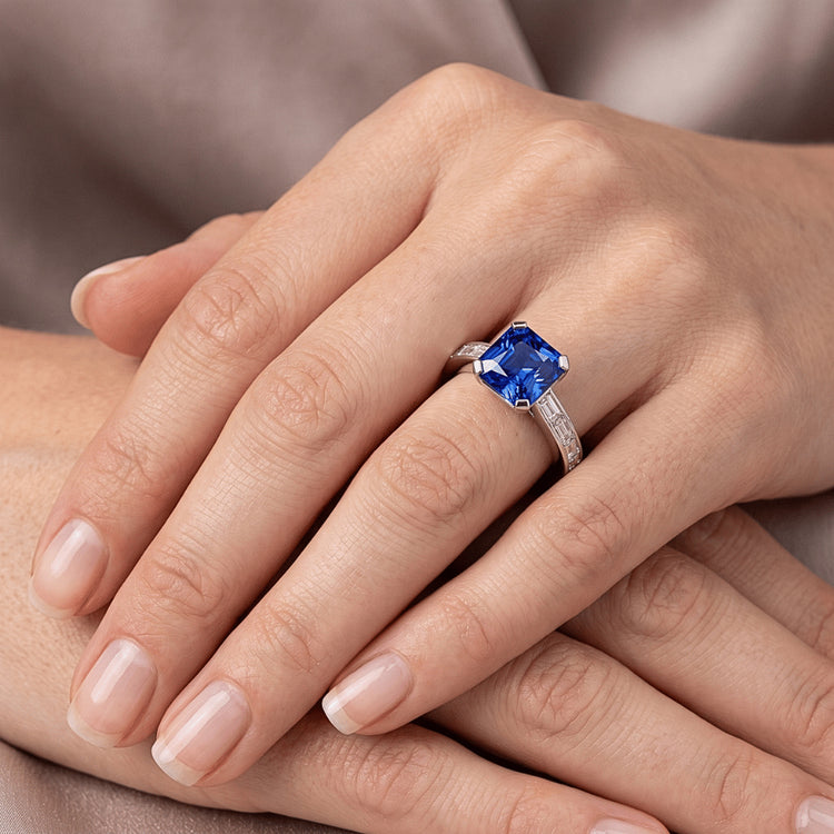 Bague de fiançailles Radiant Sapphire 2 Carats Baguette Accents Channel Set
