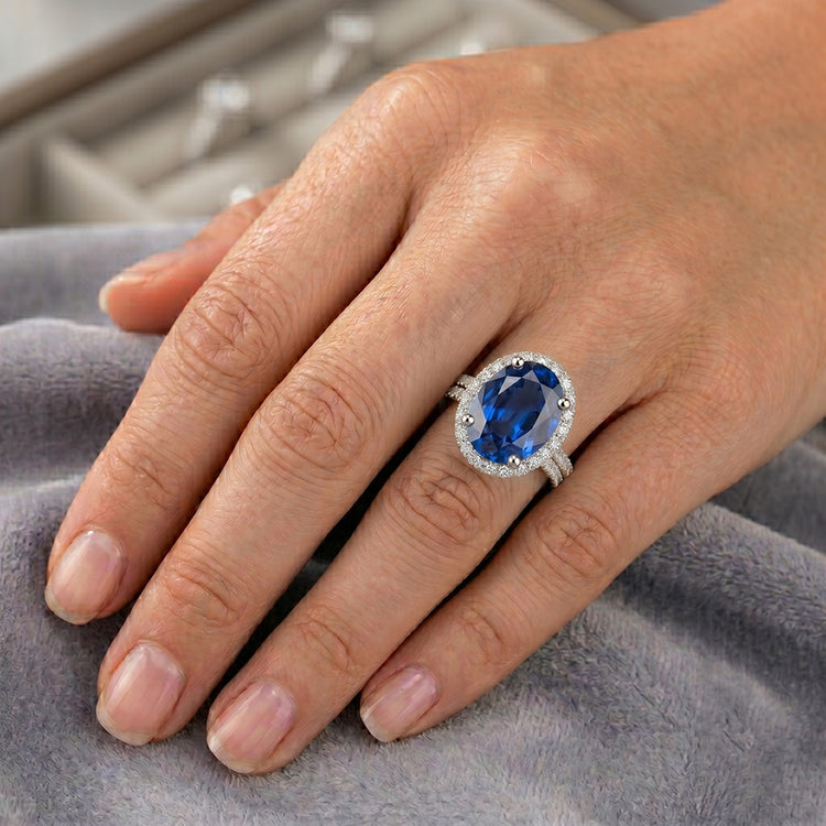 Bague de fiançailles avec halo de saphir bleu ovale sertie en or blanc 10.25 carats