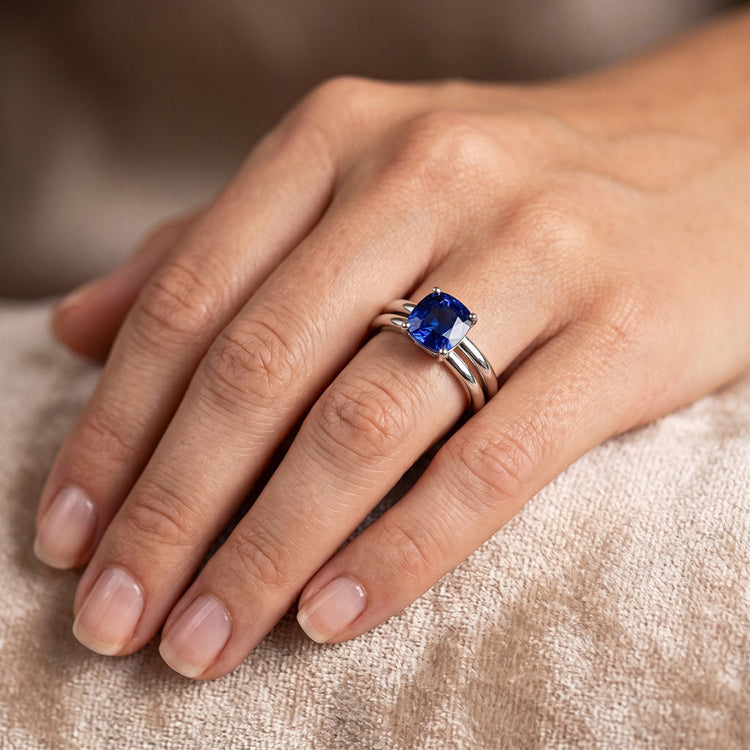 Bague de fiançailles avec saphir bleu coussin solitaire sertie 1 carat