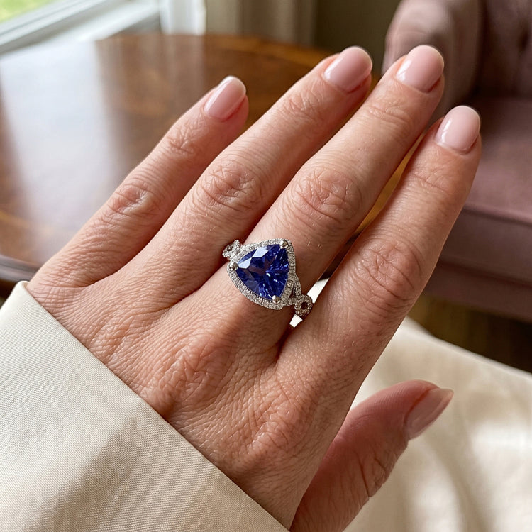 Bague de fiançailles diamant taille trillion saphir tige torsadée 3 carats