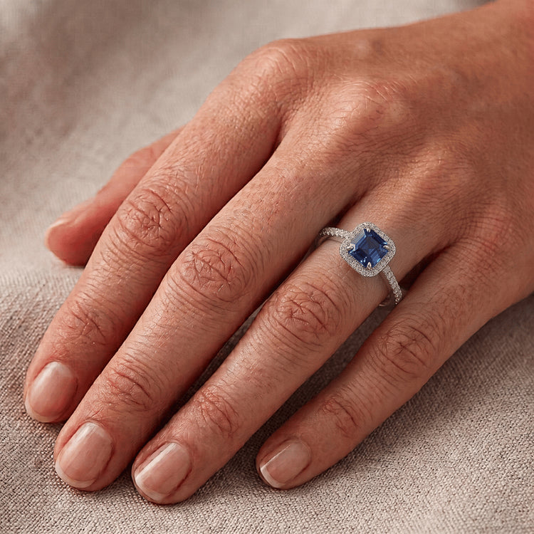 Bague de fiançailles en saphir bleu Asscher avec halo de diamants ronds 1.75 carats