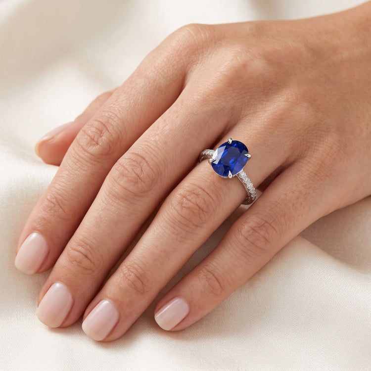 Bague de fiançailles pour femme Saphir bleu ovale et accents de diamants 4 carats
