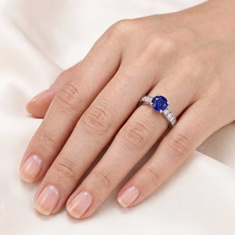 Bague de fiançailles ronde saphir naturel 2 carats serti de diamants