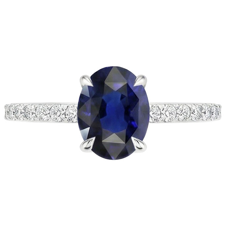 naturel oval saphir 4carats bague sur blanc