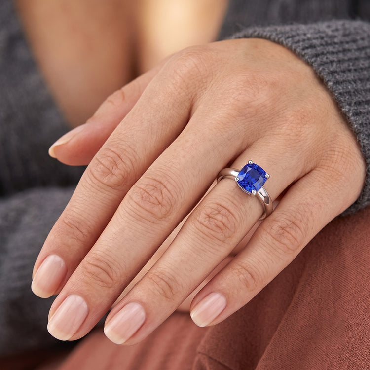 Bague de fiançailles solitaire saphir bleu 1.50 carats tige épaisse en or