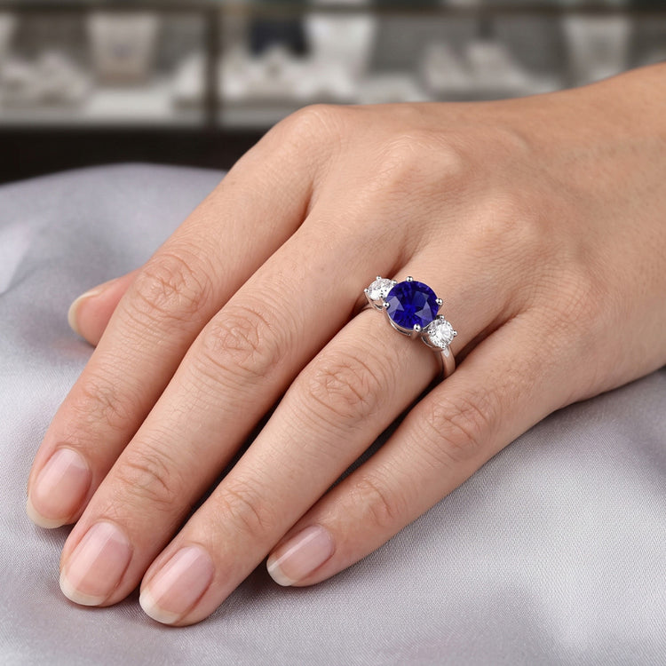Bague de fiançailles trois pierres rondes saphir bleu 2.50 carats diamants