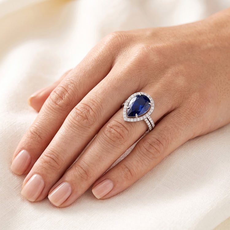 Bague de mariage Halo en or et diamants sertie au centre de saphir bleu poire 4 carats