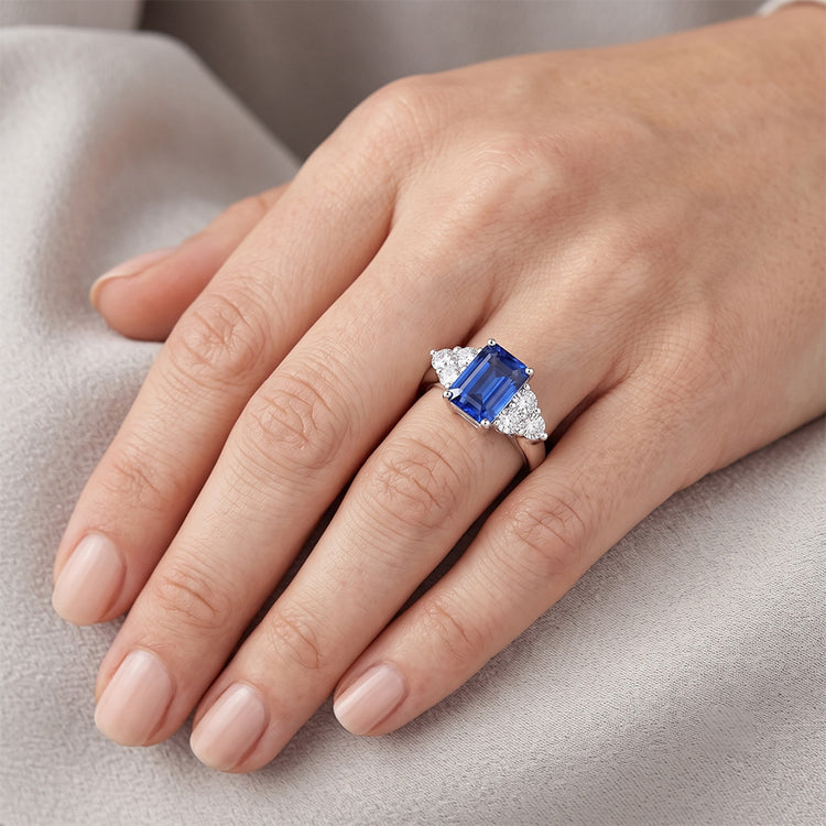 Bague de mariage en saphir bleu de Ceylan taille émeraude de 4 carats et diamants ronds