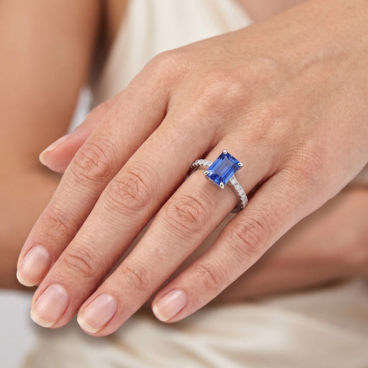 Bague de mariage solitaire saphir bleu émeraude avec accents de diamants 3 carats