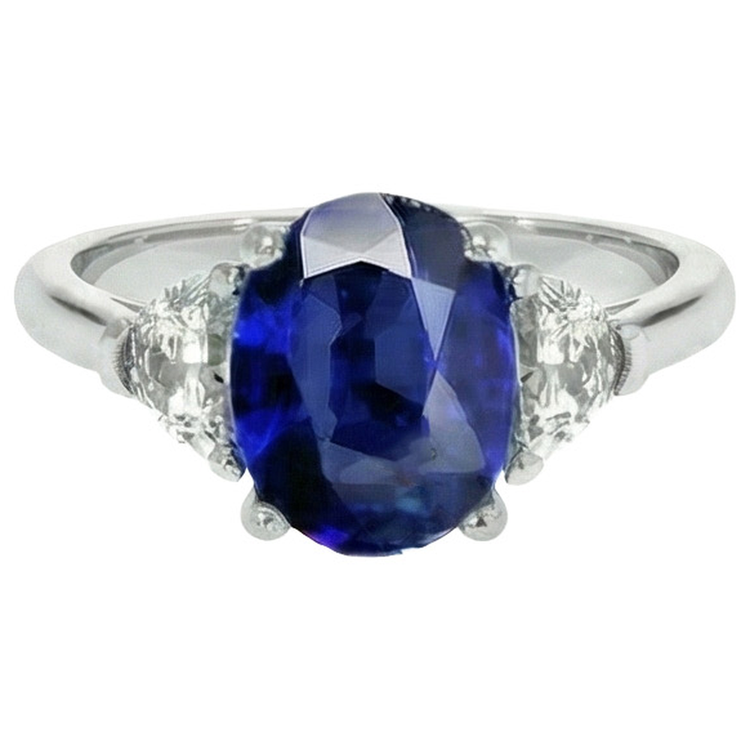 Bague diamant 3 pierres avec saphir bleu profond ovale en or 8.25 carats 14K