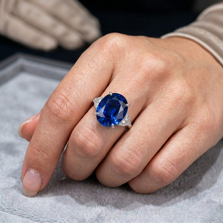 Bague diamant 3 pierres avec saphir bleu profond ovale en or 8.25 carats 14K