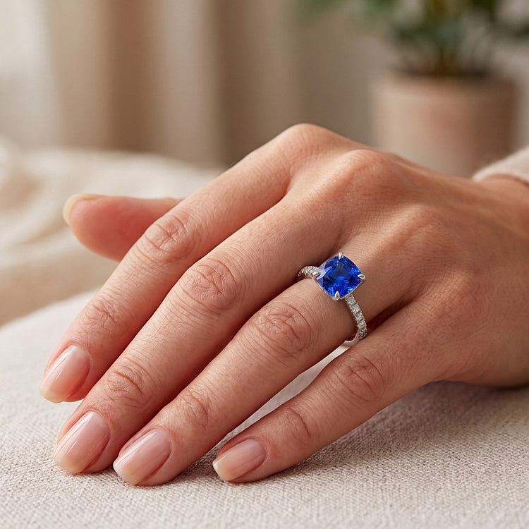 Bague diamant coussin saphir bleu avec accents sertis pavé 2.75 carats