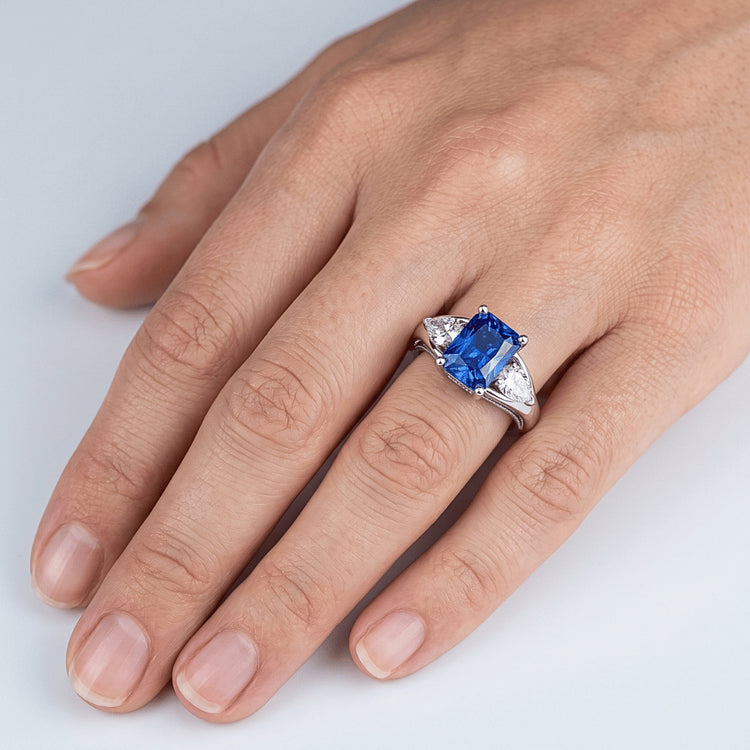 Bague diamant poire saphir bleu éclatant 3 carats tige fendue en V 3 pierres