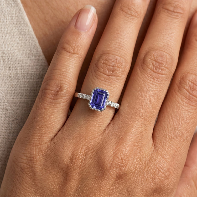 Bague en diamant saphir bleu serti clos 2.50 carats style vintage