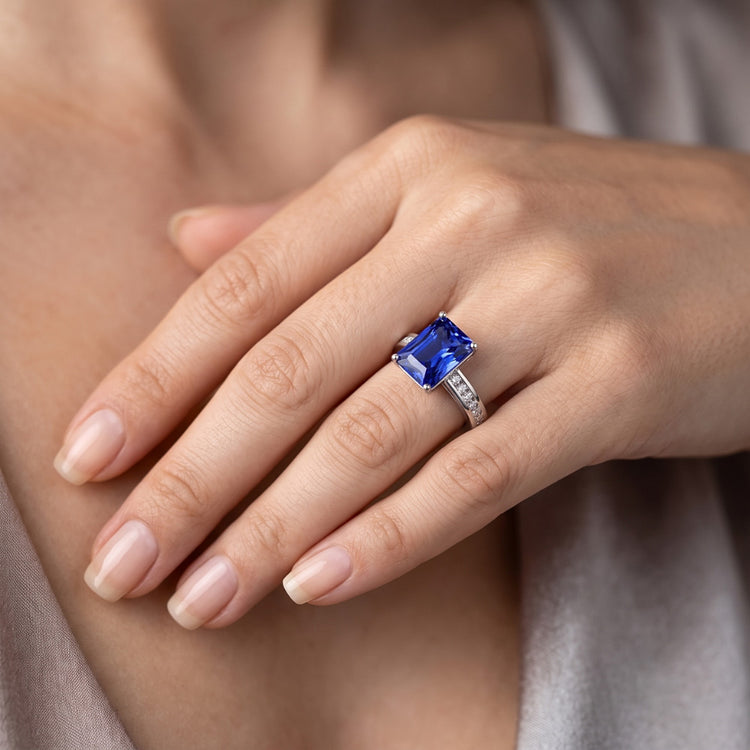 Bague en or anniversaire saphir bleu 4 carats serti de diamants