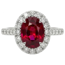 Bague en or blanc avec rubis et diamants taille ovale de 4.5 ct