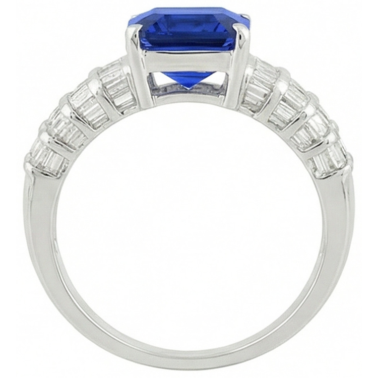 Bague en or blanc avec saphir de Ceylan de 7.51 ct et émeraude et diamants baguette