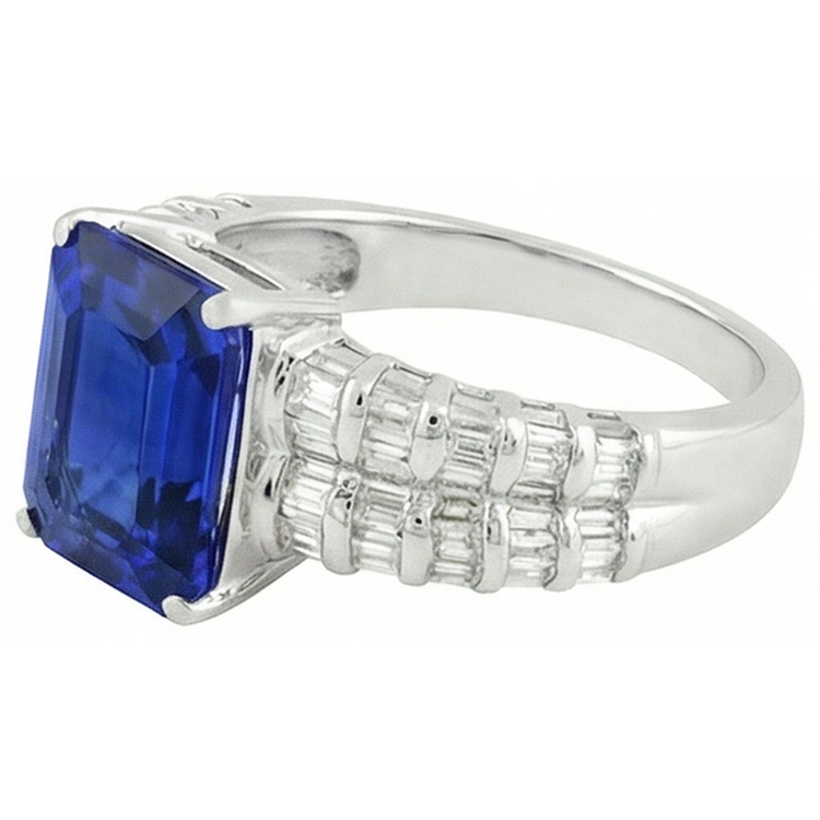 Bague en or blanc avec saphir de Ceylan de 7.51 ct et émeraude et diamants baguette