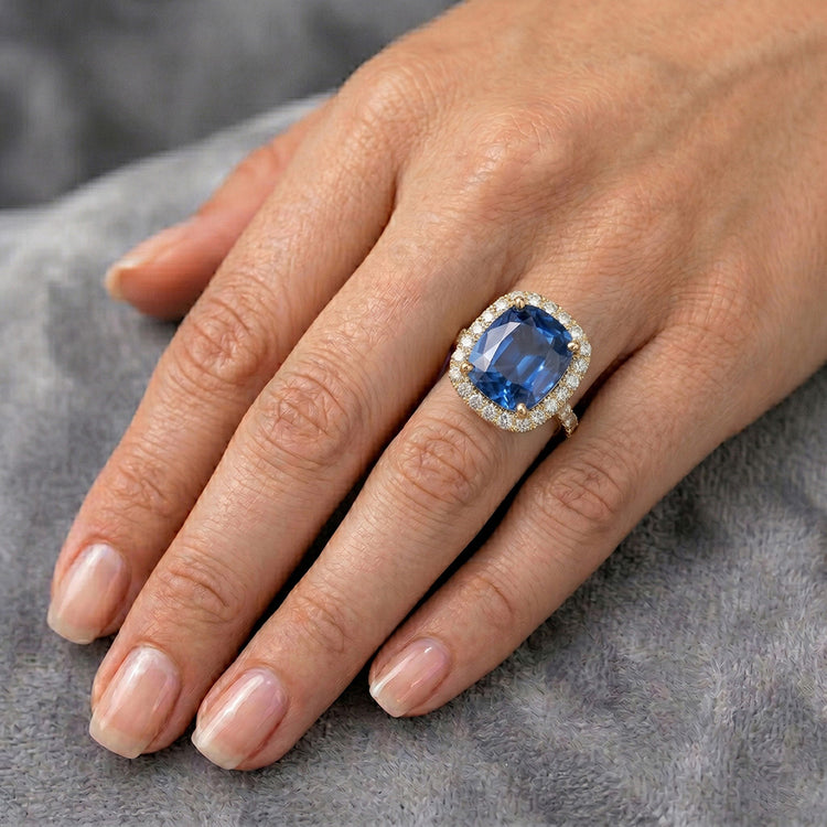 Bague en or jaune ovale saphir halo de diamants 11.25 carats 14K