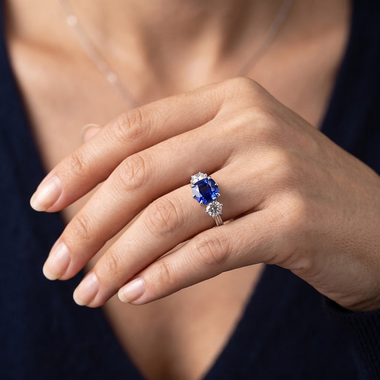 Bague en or trois pierres taille coussin saphir 2 carats bijoux dames