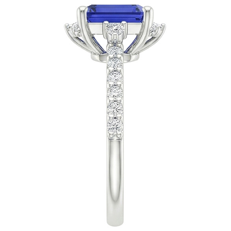 Bague en saphir bleu et diamants. solitaire émeraude de 4.25 carats avec accents
