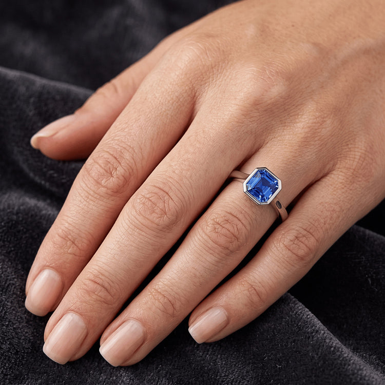 Bague en saphir bleu naturel serti de lunette 1 carat pour femme