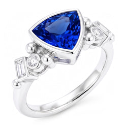 Bague en saphir bleu serti de trillions de pierres précieuses. diamants baguette 2 carats