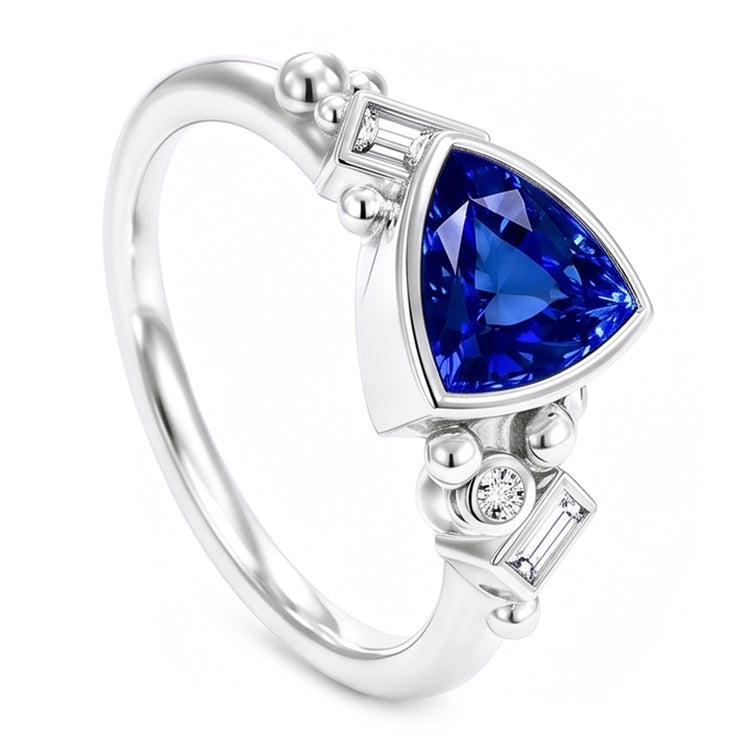 Bague en saphir bleu serti de trillions de pierres précieuses. diamants baguette 2 carats