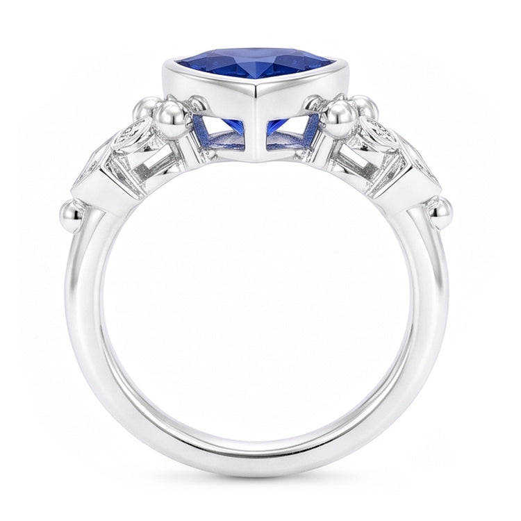 Bague en saphir bleu serti de trillions de pierres précieuses. diamants baguette 2 carats